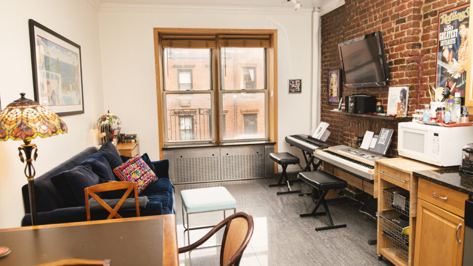 En New York stue med en sofa og et klaver.