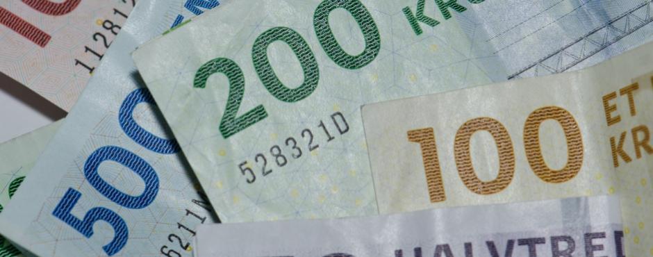 Et nærbillede af flere eurosedler på en hvid baggrund, egnet til anvendelse.