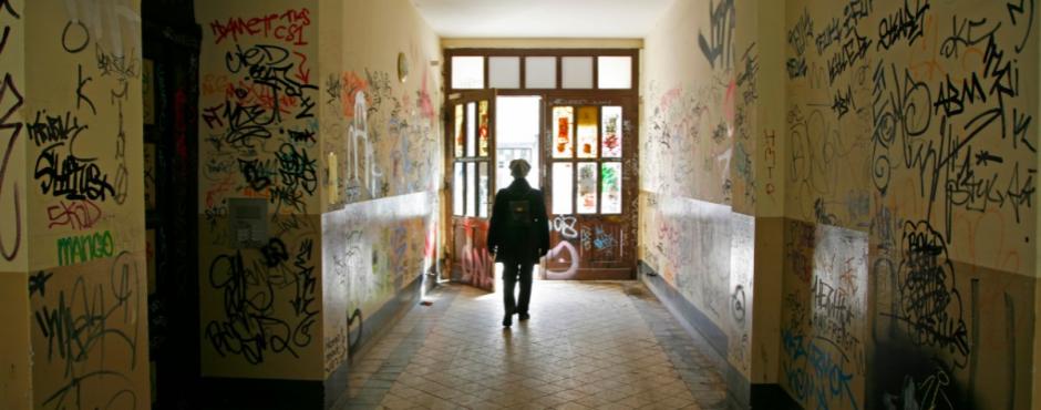 En person, der slentrer ned ad en gang, der er udsmykket med levende graffiti-kunst, der inkarnerer ånden i Berlins gør-det-selv-kultur.