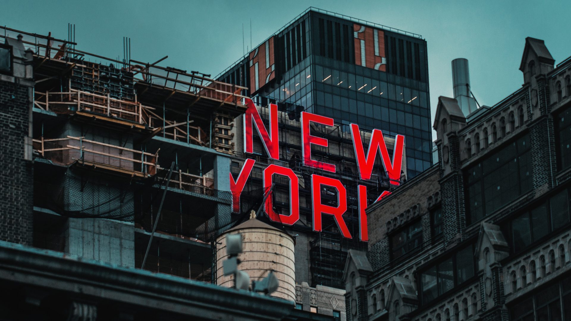 Et rødt SEO-skilt på toppen af en bygning i New York.