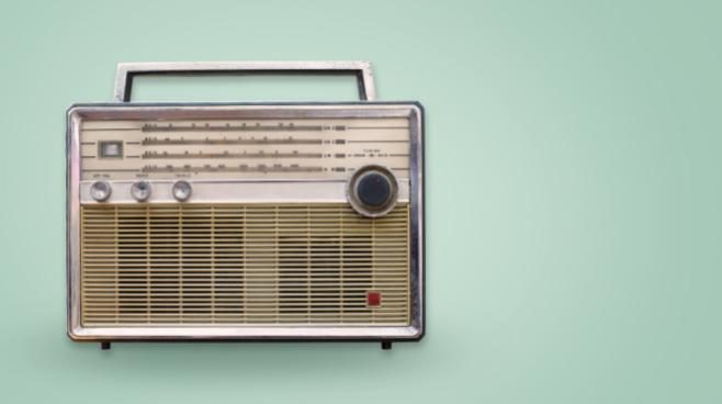 En urban vintage radio på en grøn baggrund.