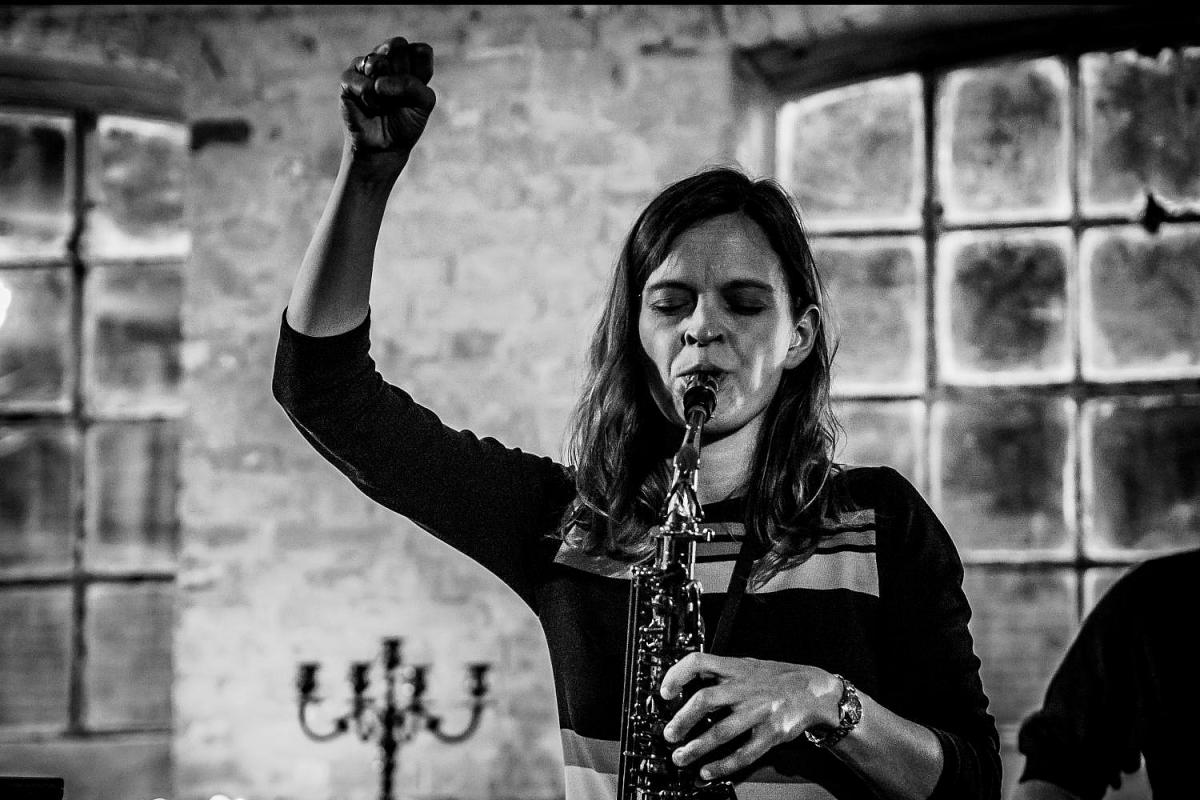 Laura Toxværd optræder på saxofon i sort/hvid foto ved sin releasekoncert støttet af projektlegat.