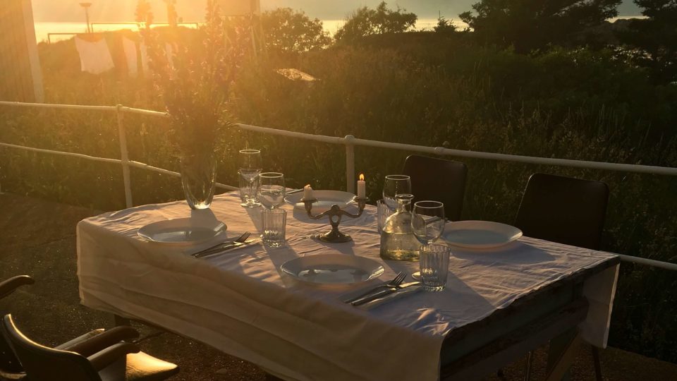 Et bord med Lofoten-tema dækket til middag på en altan.