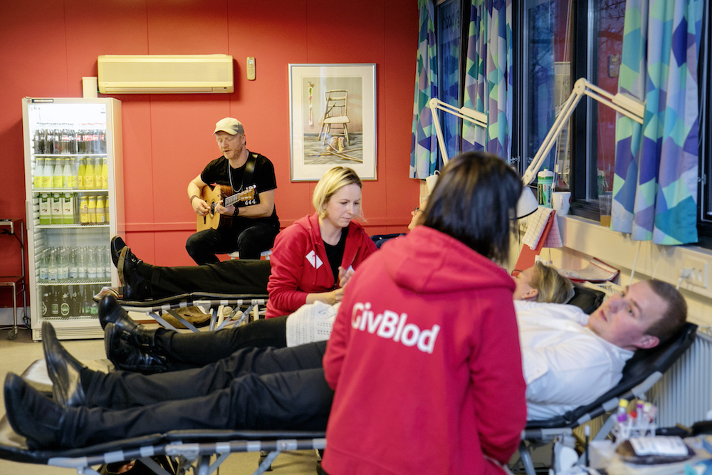 En gruppe mennesker, der modtager Spil Dansk (musikbehandling) på en hospitalsstue, søger trøst (trøst).