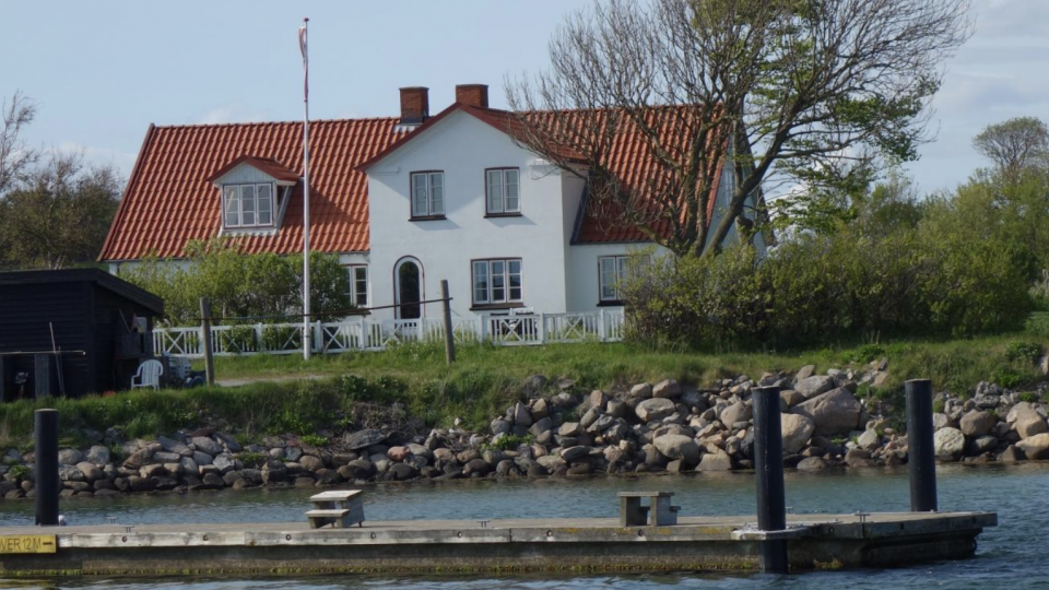 Et Samsø-hus på en kaj.