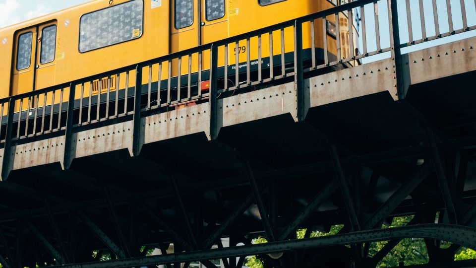 Et gult tog på en bro i Berlin.
