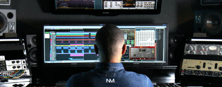En mand hos Nephel Music, der sidder foran flere monitorer under optagelsessessioner.