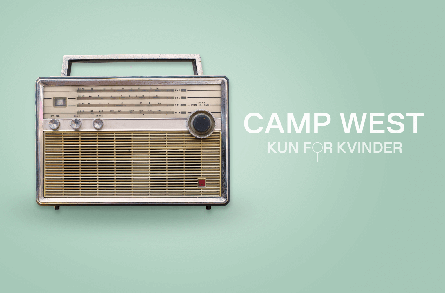 En gammel radio med ordene "Camp West" fremtrædende vist, perfekt til nostalgiske campingentusiaster og vintage radiosamlere.
