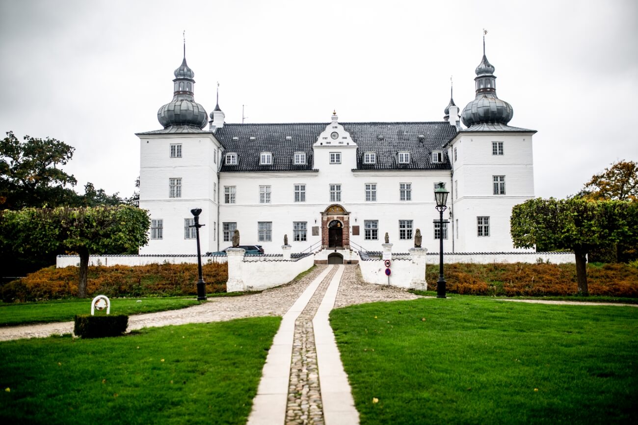 Et stort hvidt slot med en sti, der fører til, byder besøgende velkommen til KompositionsCamp 2020.