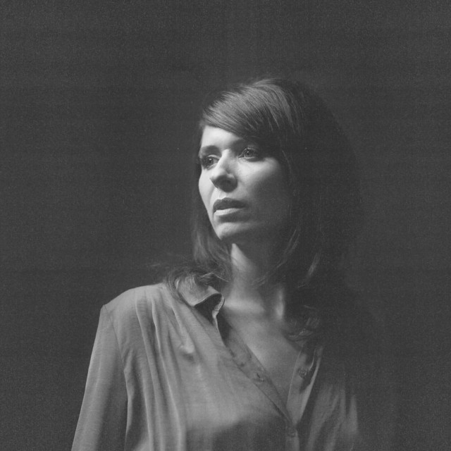 Et sort/hvid foto af Kira Skov i skjorte.