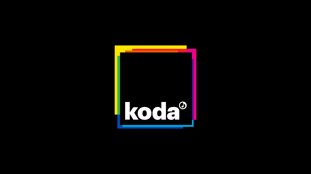 Koda-logo på sort baggrund vist på deres generalforsamling.