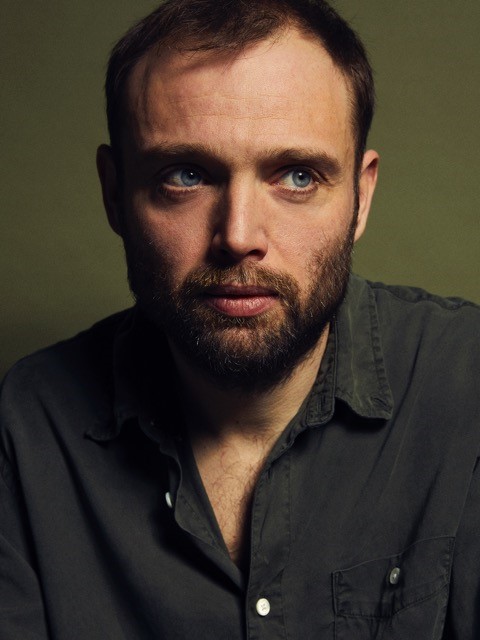 Kristoffer Mortensen, en mand med skæg og blå øjne, stiller op til billede.