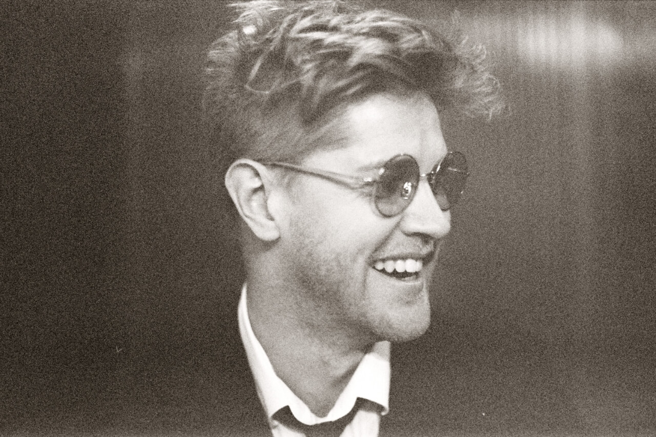 Nikolaj Busk, en mand med solbriller, smiler.