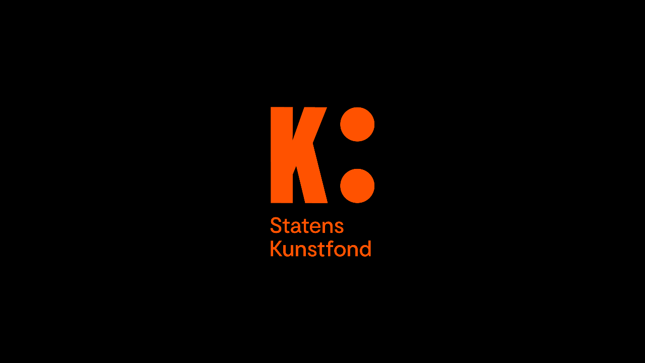 Et sort og orange logo med ordet k på, der repræsenterer arbejdslegat fra Statens Kunstfonds.