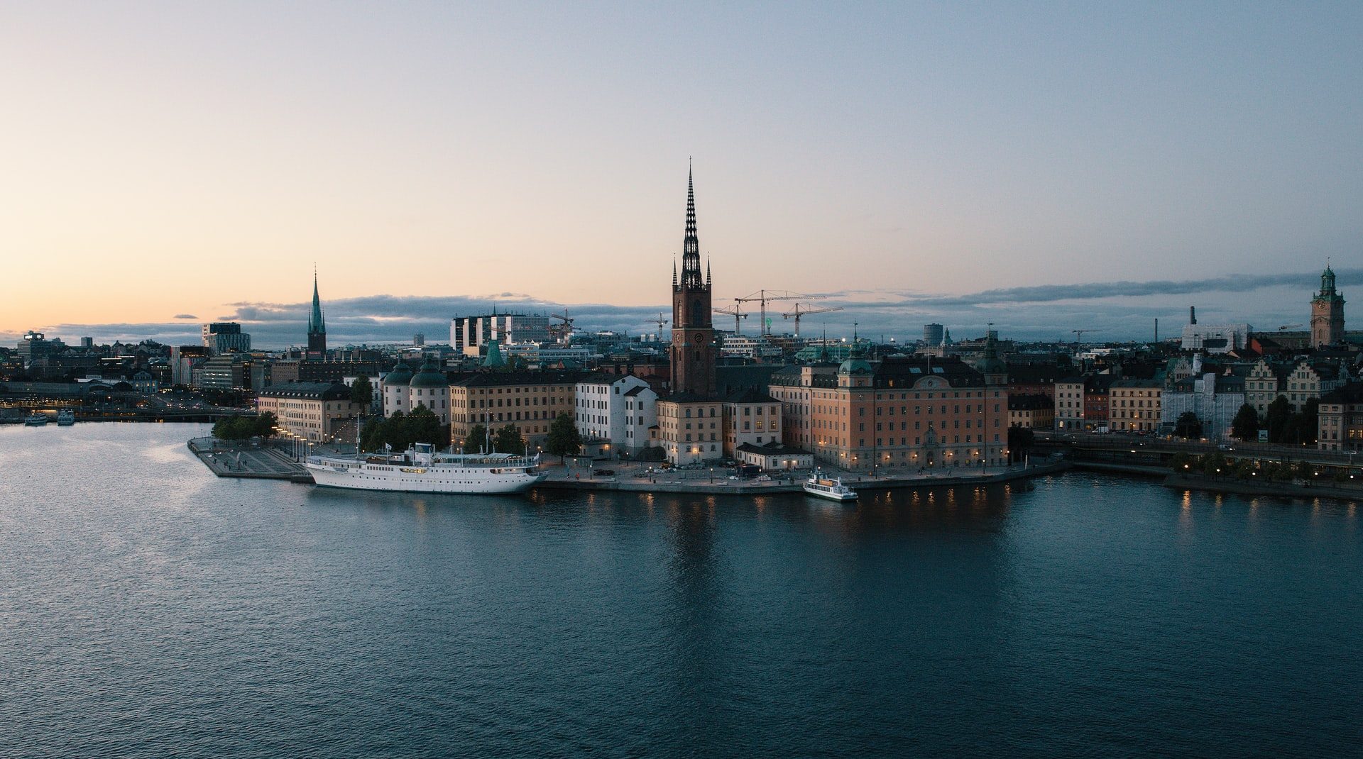 En luftfoto af byen Stockholm i skumringen i uge 42 i 2020