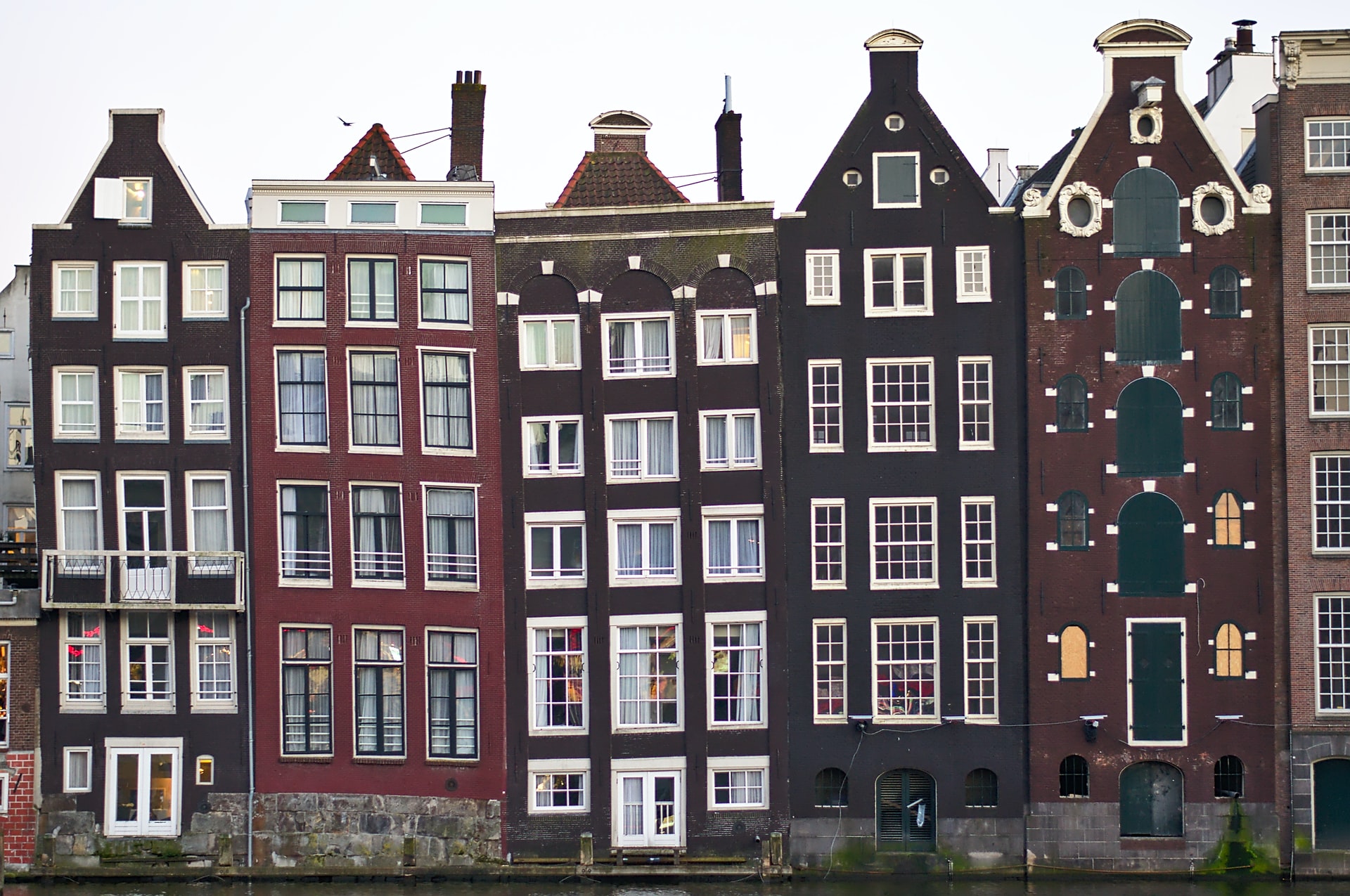En elektronisk sammensmeltning af bygninger langs en Amsterdam-kanal.