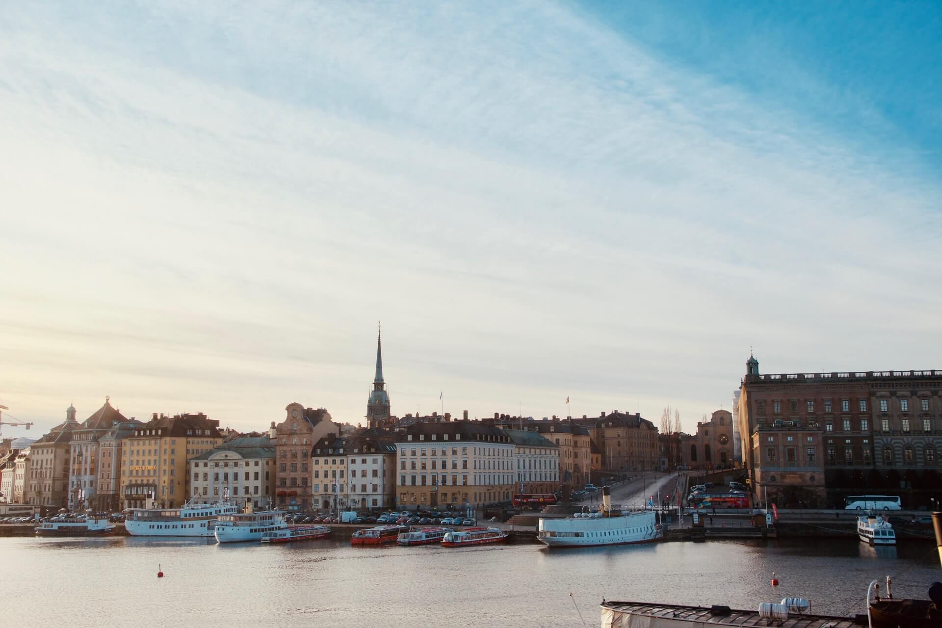 En by med både lagt til i vandet, beliggende i Stockholm 2021.