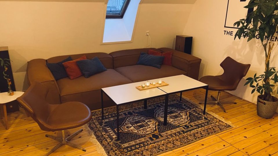 Et københavnsk studie med sofa og sofabord.