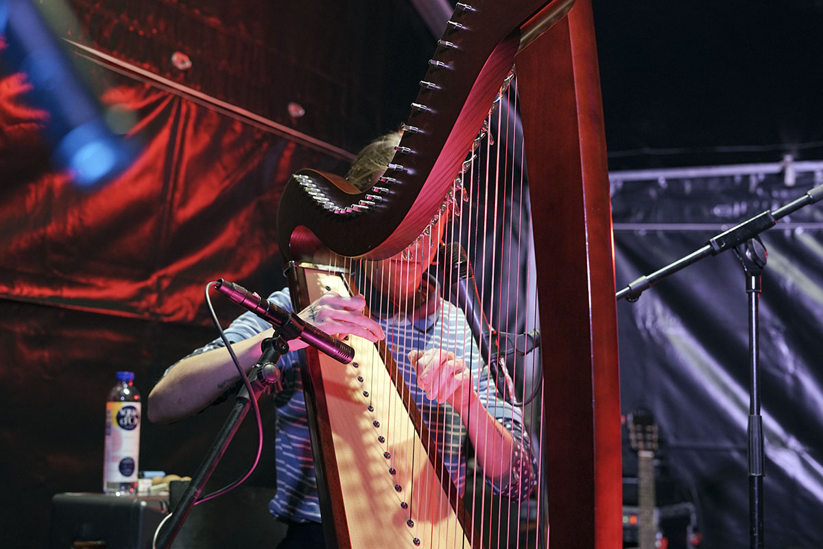 En kvinde spiller på harpe ved en koncert støttet af Kunsttøtteordningen i 2020.