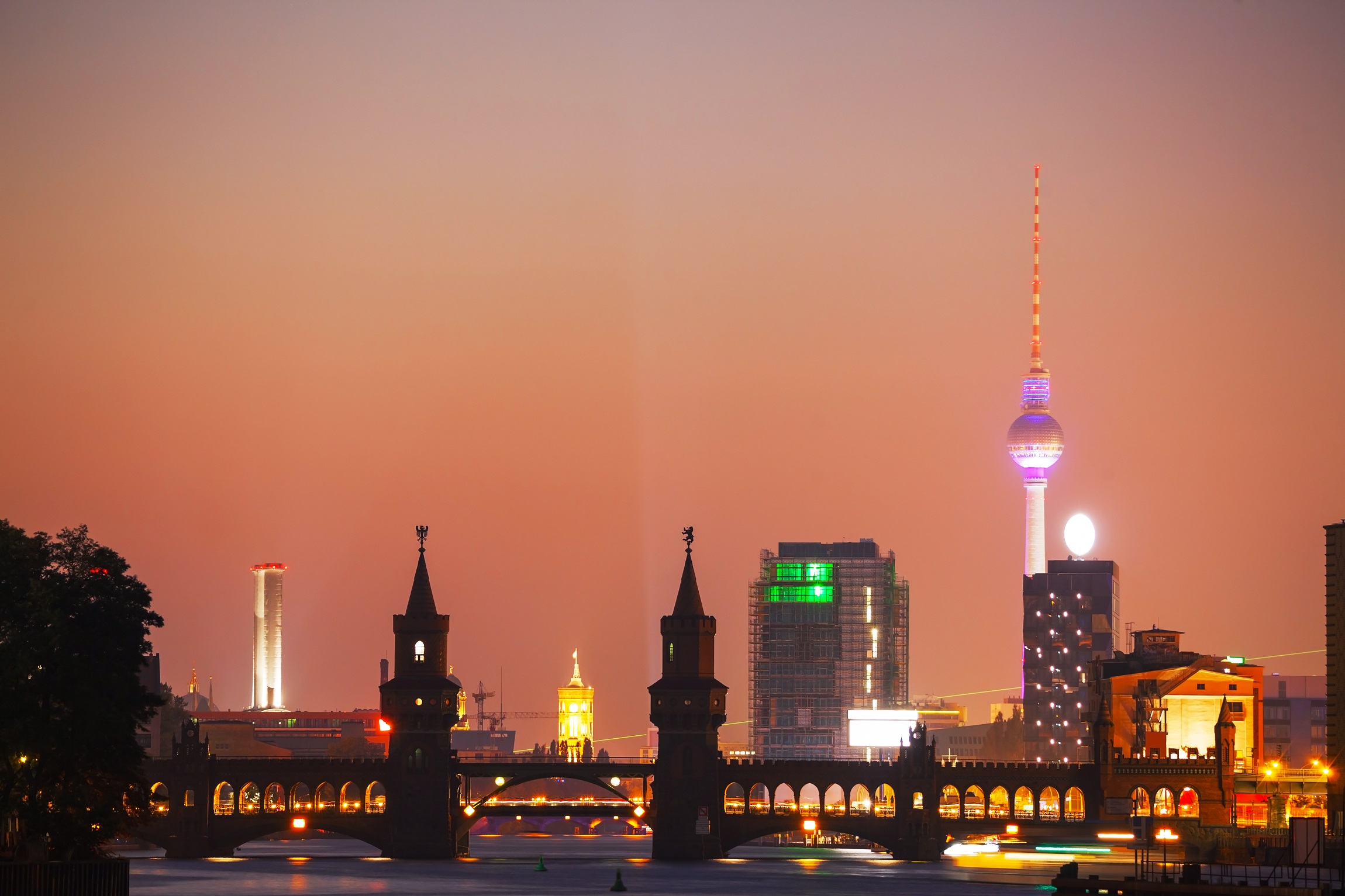 Berlins skyline i skumringen med tv-tårnet i baggrunden.
