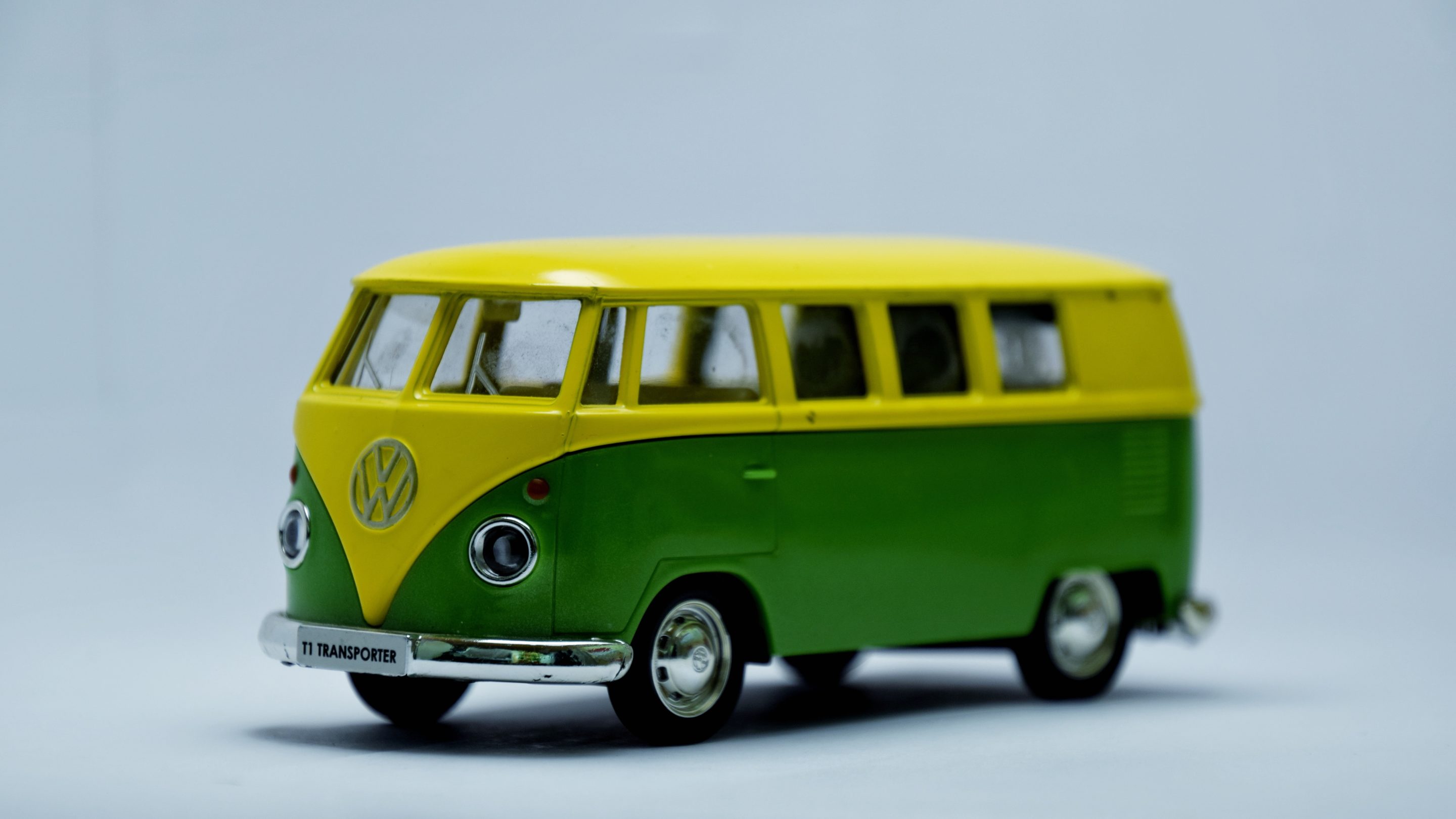 En international gul og grøn VW bus på en hvid baggrund.