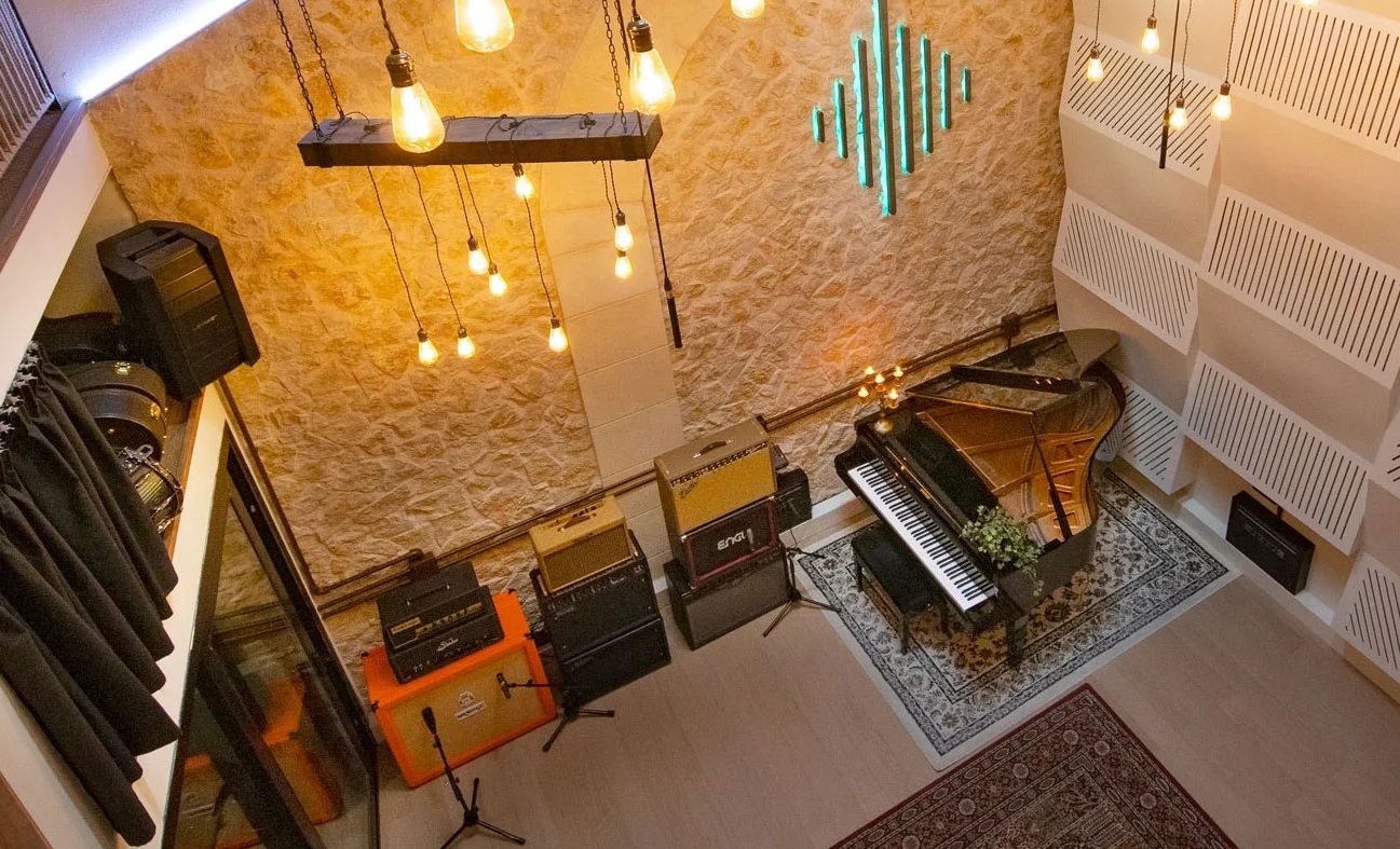 Et lokale med klaver og andet musikudstyr brugt til vokal- og musikproduktionskurser.