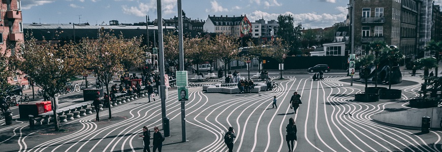 Et luftbillede af Region Hovedstaden, med folk, der går på en gade, der promoverer kulturfremme.