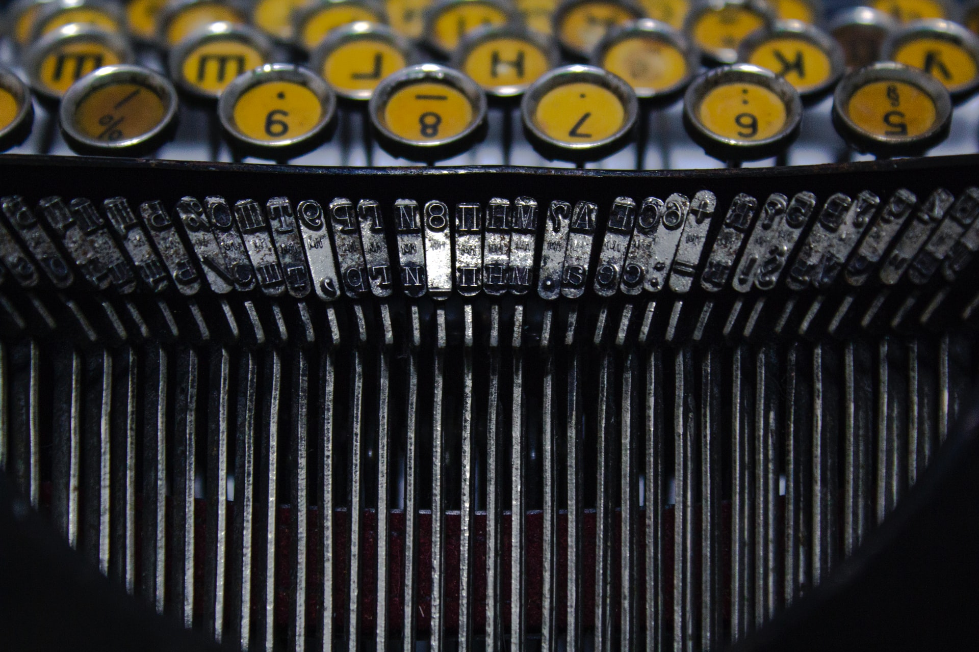 Et nærbillede af en gammel skrivemaskine fra 2021.