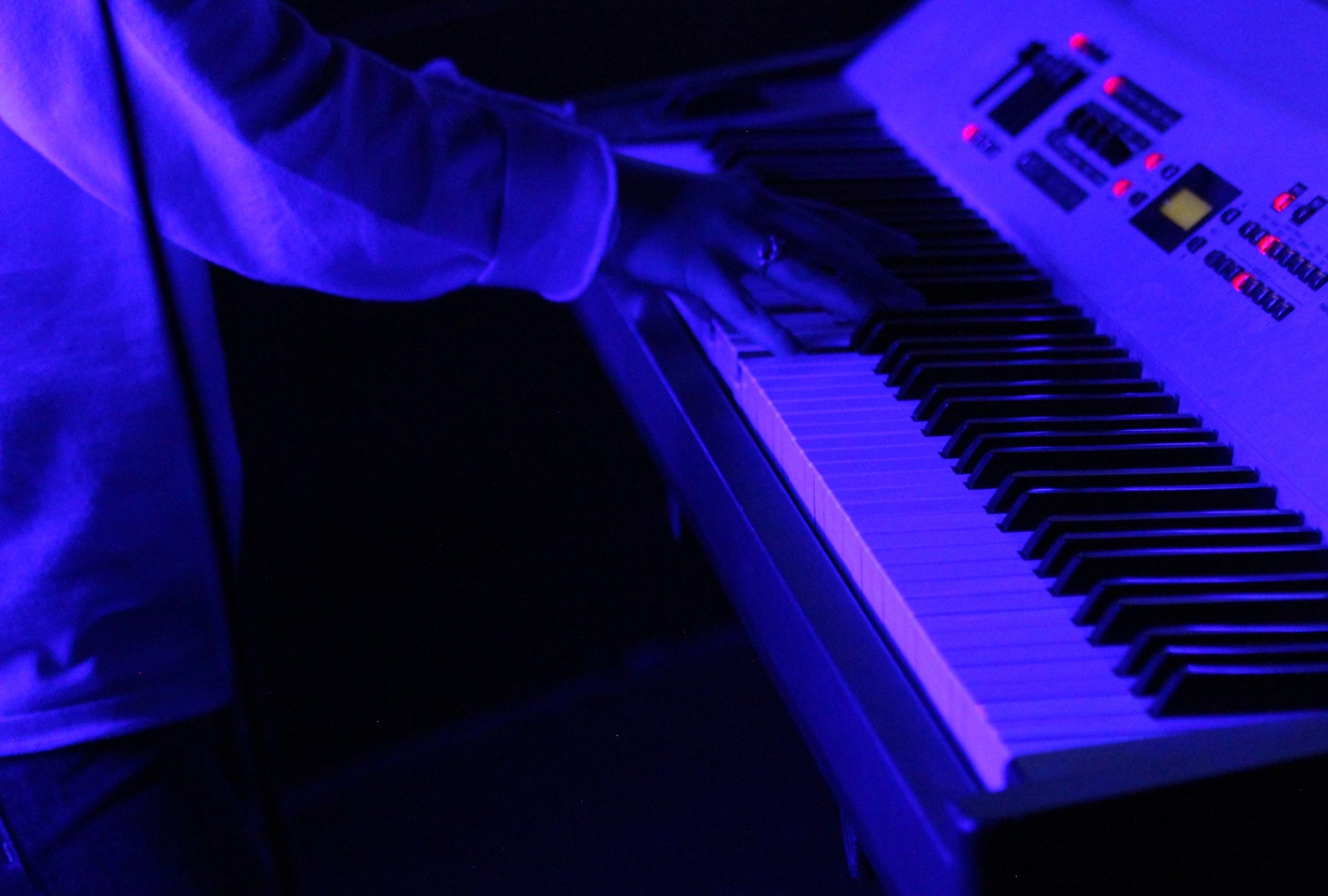 En person spiller et klaver og viser deres talent i aktiviteter, der er organiseret for væksten af nye kunstnere.