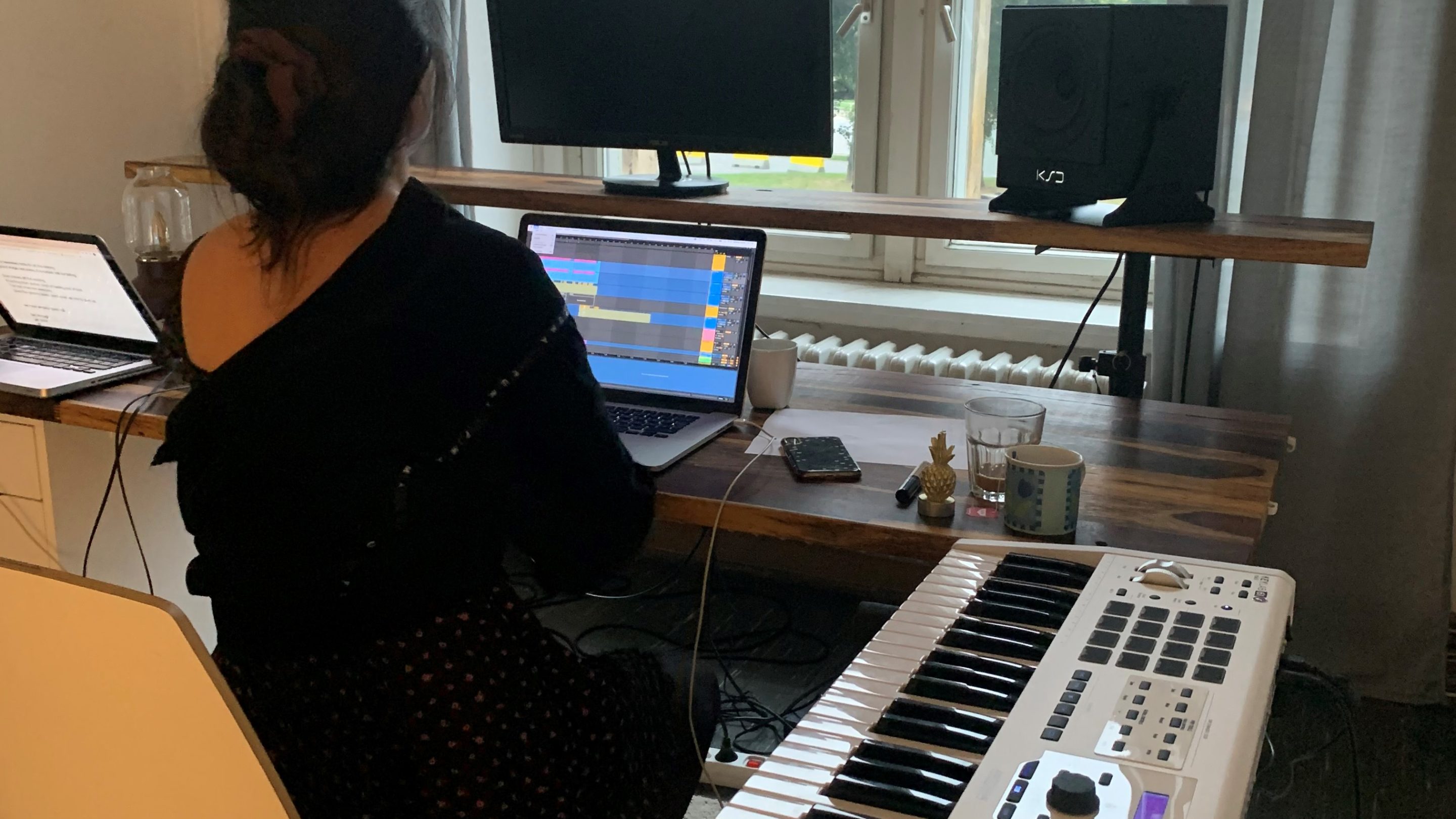 En kvinde sidder ved et skrivebord i DIY København med et tastatur foran sig inden ansøgningsfristen.