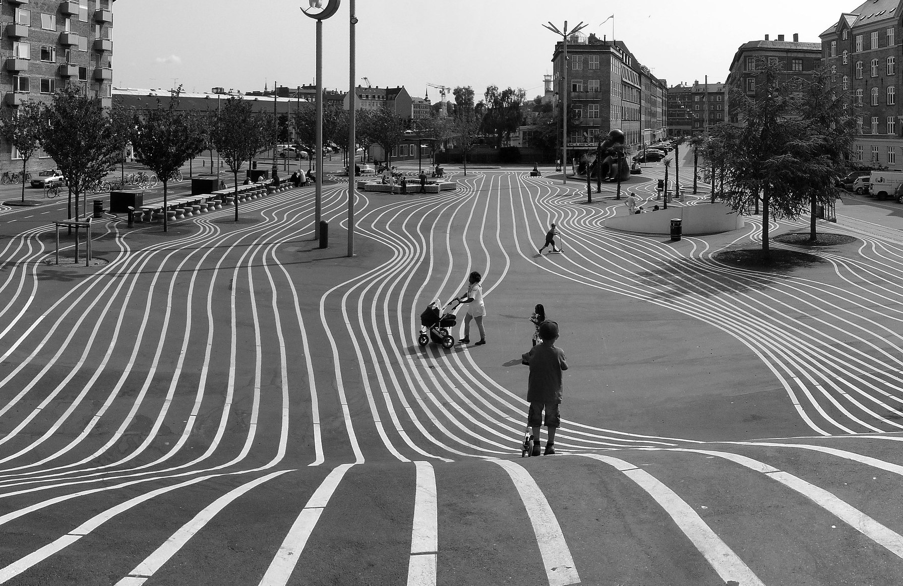 Et DIY sort/hvid foto af en gade med stribede linjer i København.