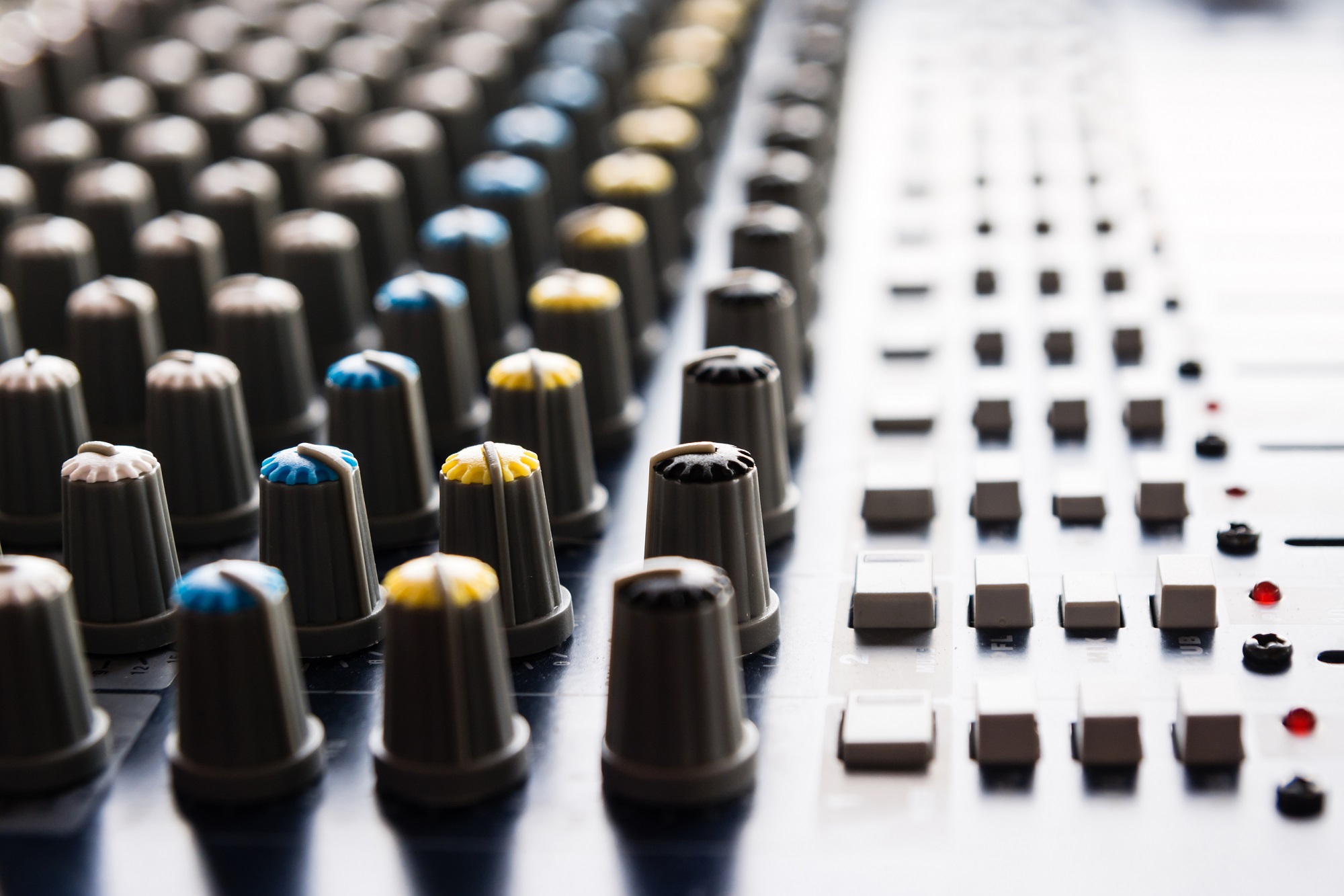 Et nærbillede af et lydmixerbord brugt af lydtekniker Jesper Vestergaard.