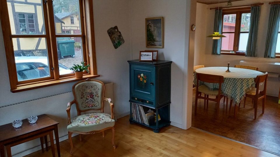 En lille stue med bord og stole beliggende i Musikanterhuset, Langeland