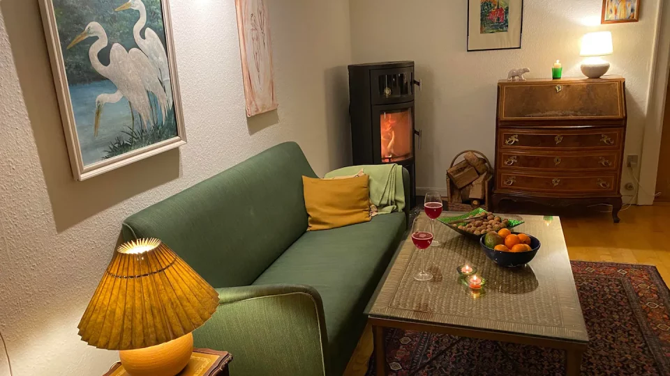 En stue på Langeland med en grøn sofa og et sofabord.
