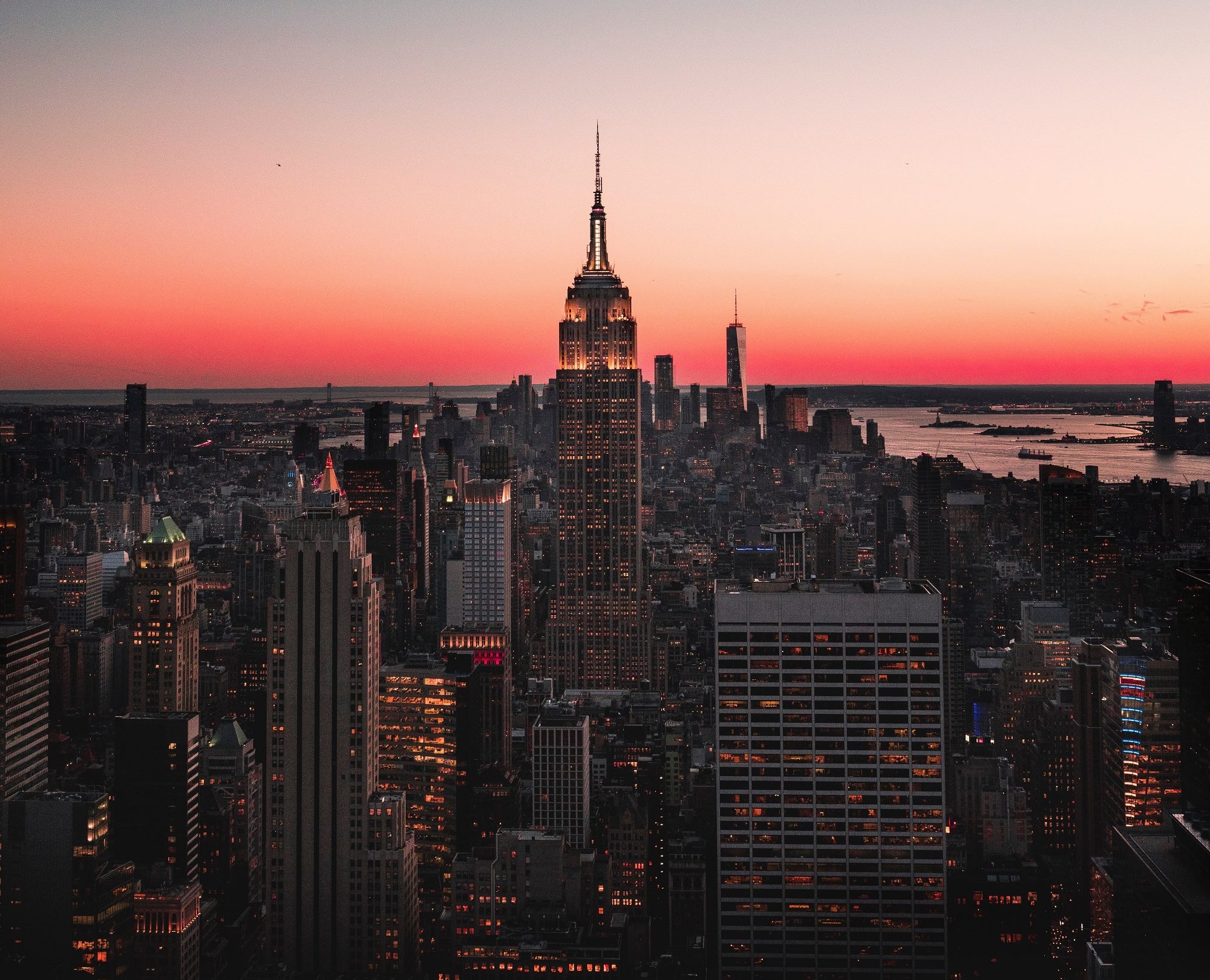 En udsigt over Empire State Building i New York ved solnedgang.