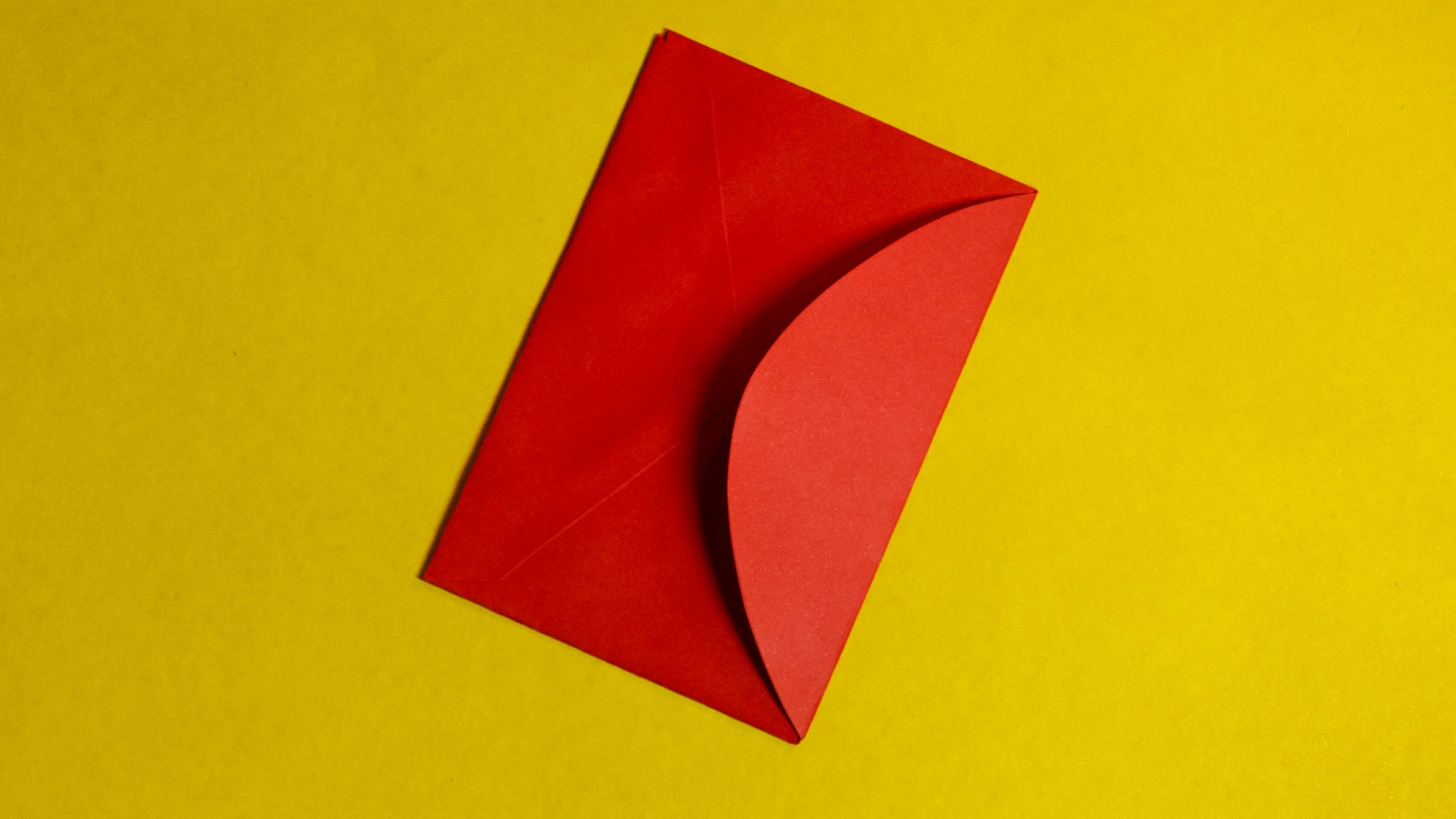 En rød kuvert på gul baggrund til suppleantvalg-arrangementet.