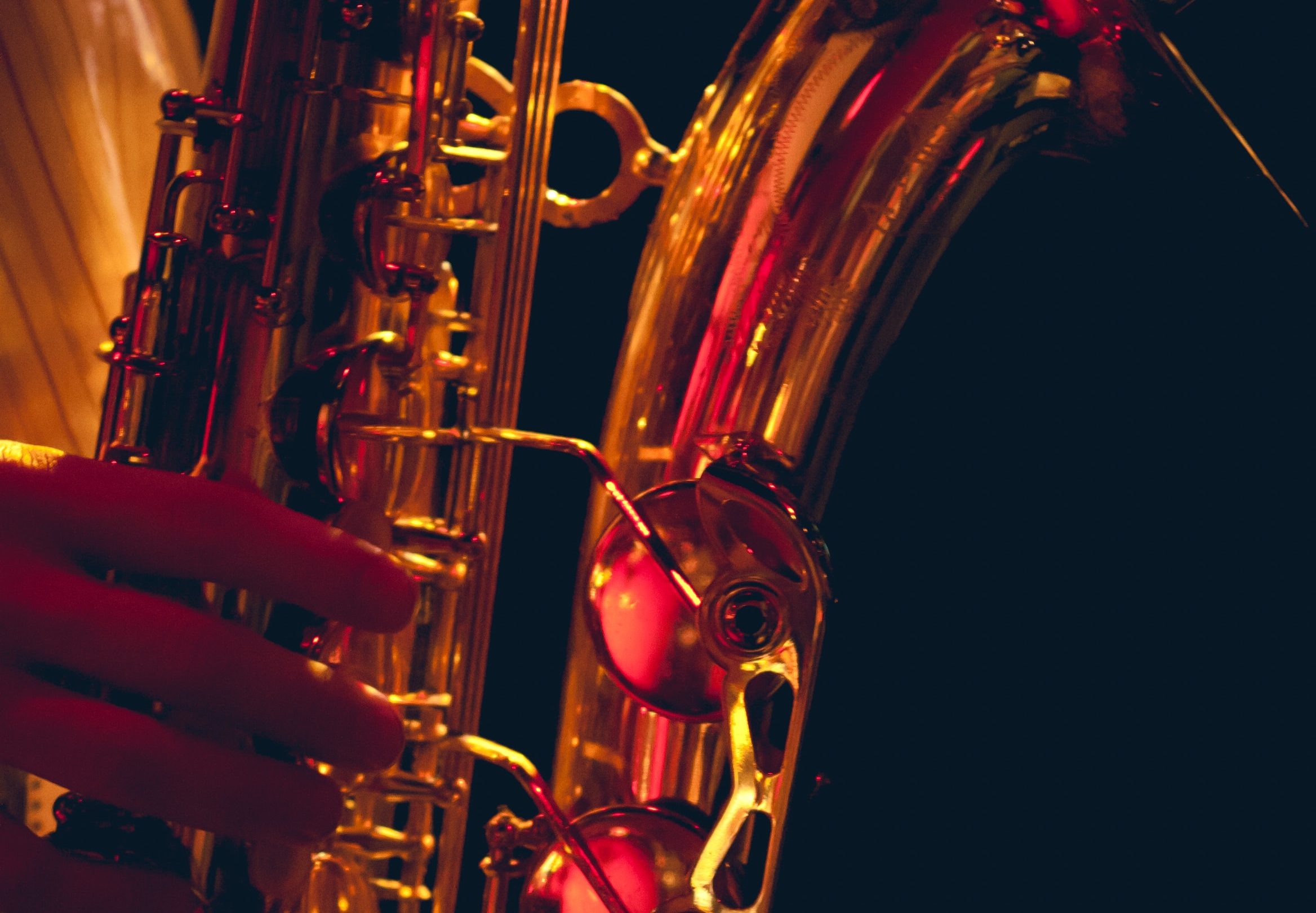 En person, der spiller saxofon ved et JazzDanmark-arrangement.