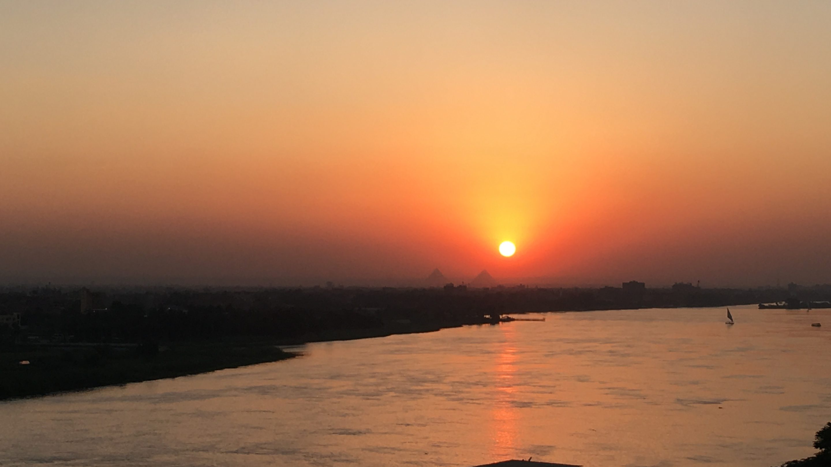 Solnedgang over Nilen i Egypten, med en betagende udsigt fra Kairo.