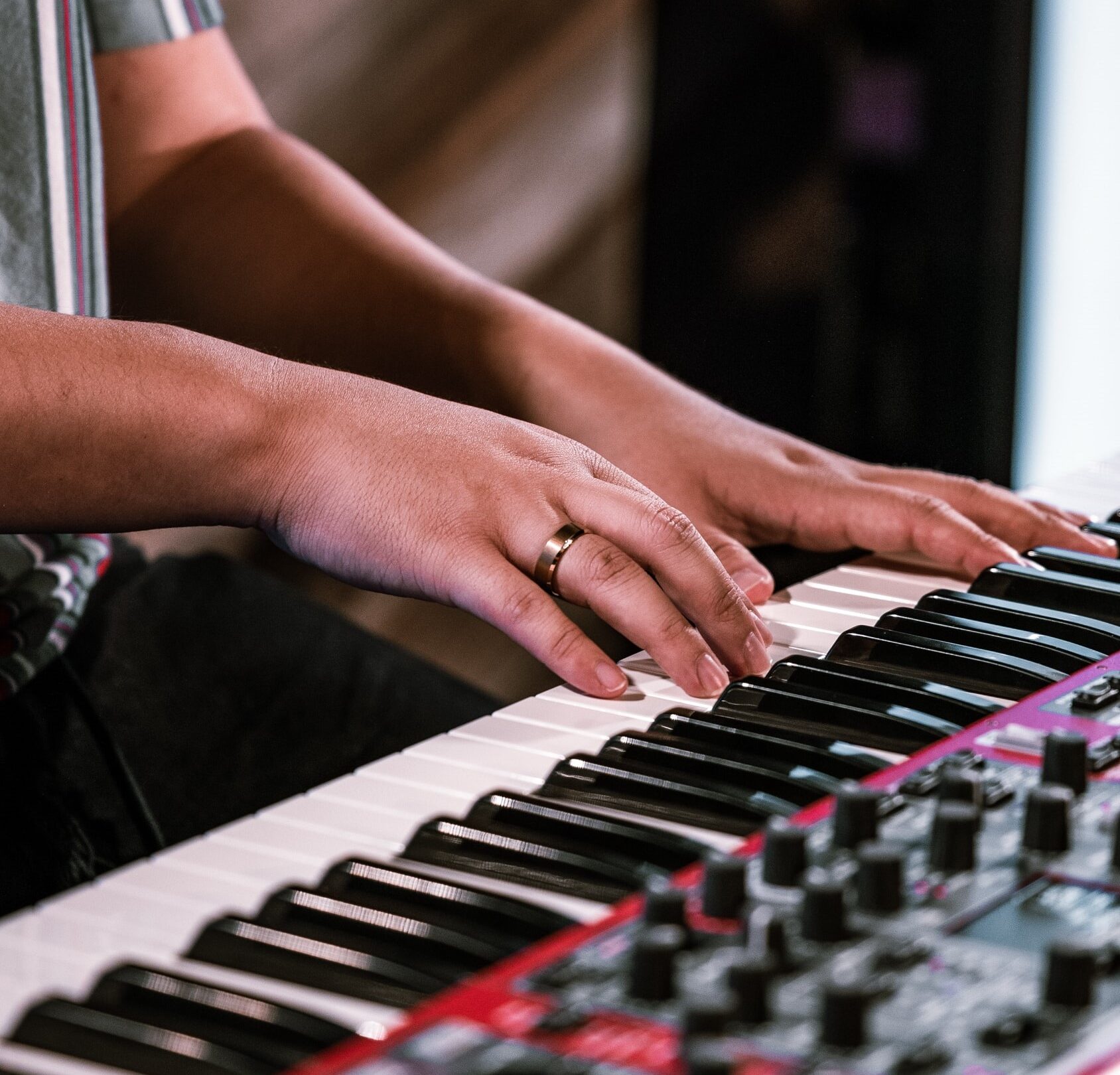 En persons hænder spiller dygtigt på et elektronisk keyboard for at skabe fascinerende melodier.