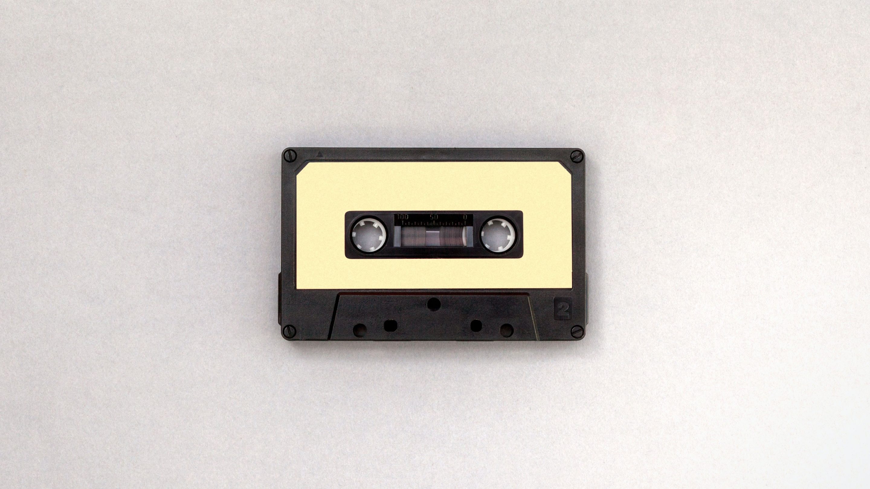 En sort og gul Udgivelsespuljen kassette på hvid baggrund.