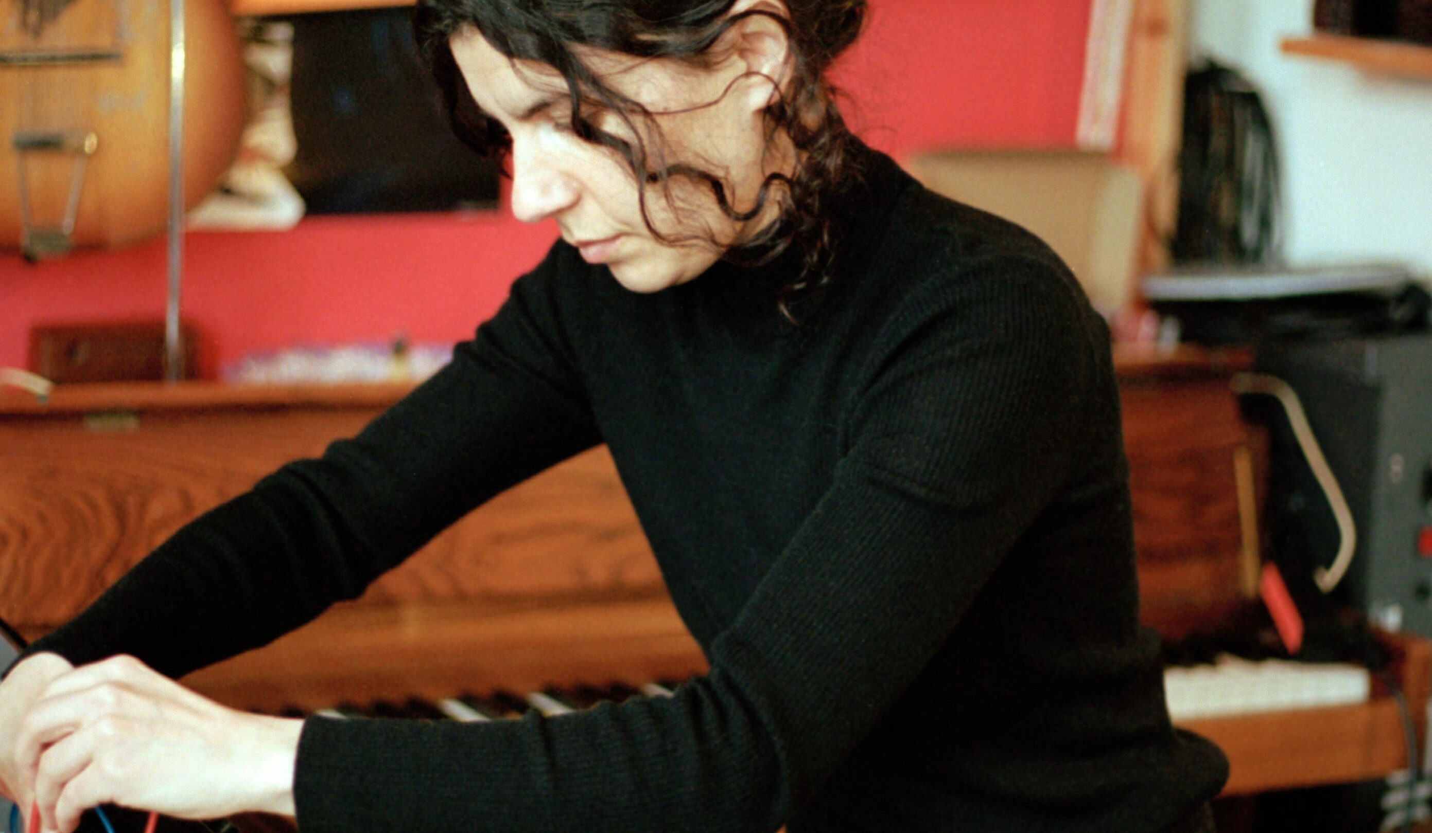 Jaleh Negari arbejder på en synthesizer i et rum under eQ-lørdage.