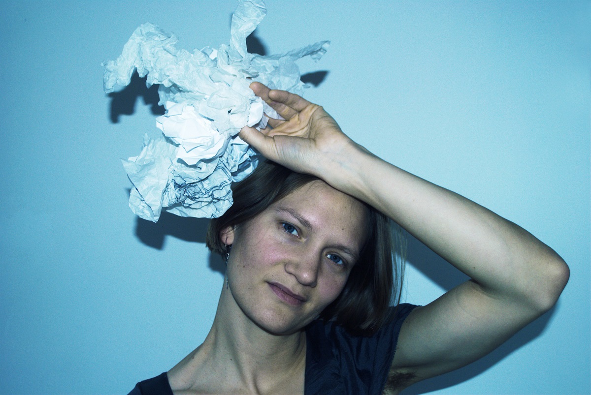 Cisser Mæhl, en kvinde, viser kreativitet ved at balancere et krøllet papir på hendes hoved.