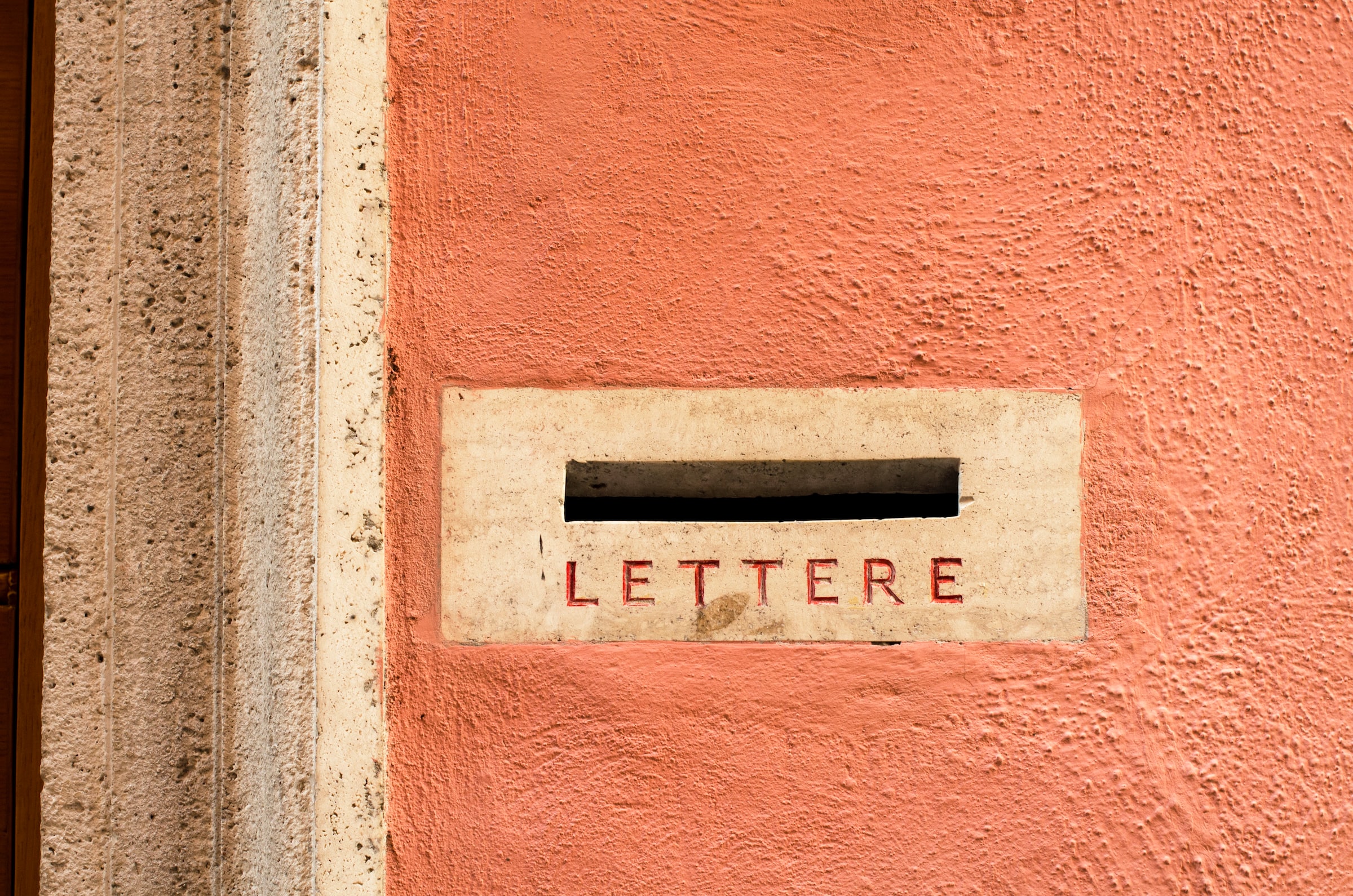 En postkasse med ordet "lettere" og "Brevsstemmer" på.