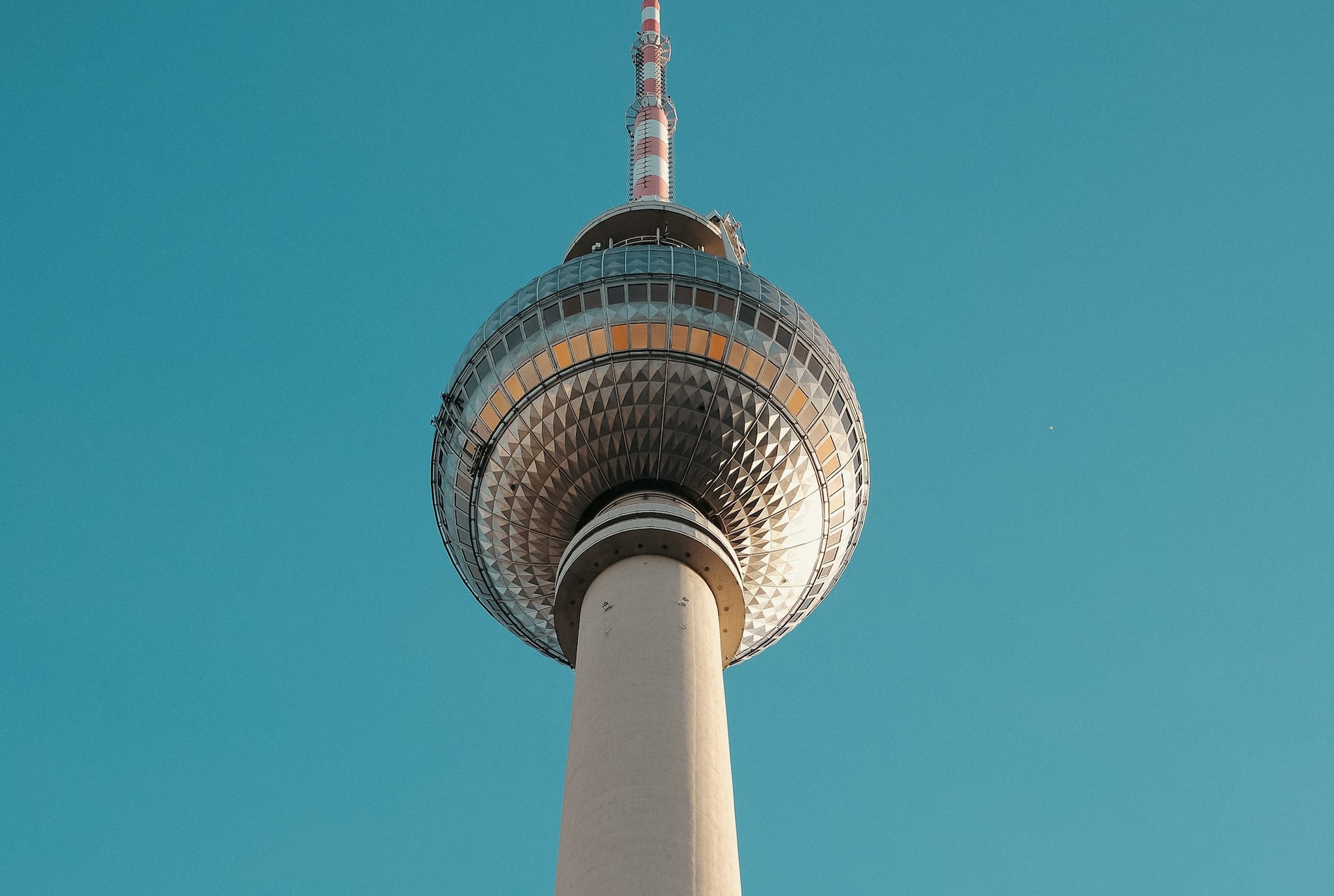 DIY Berlins 2023 tv-tårn mod en blå himmel.