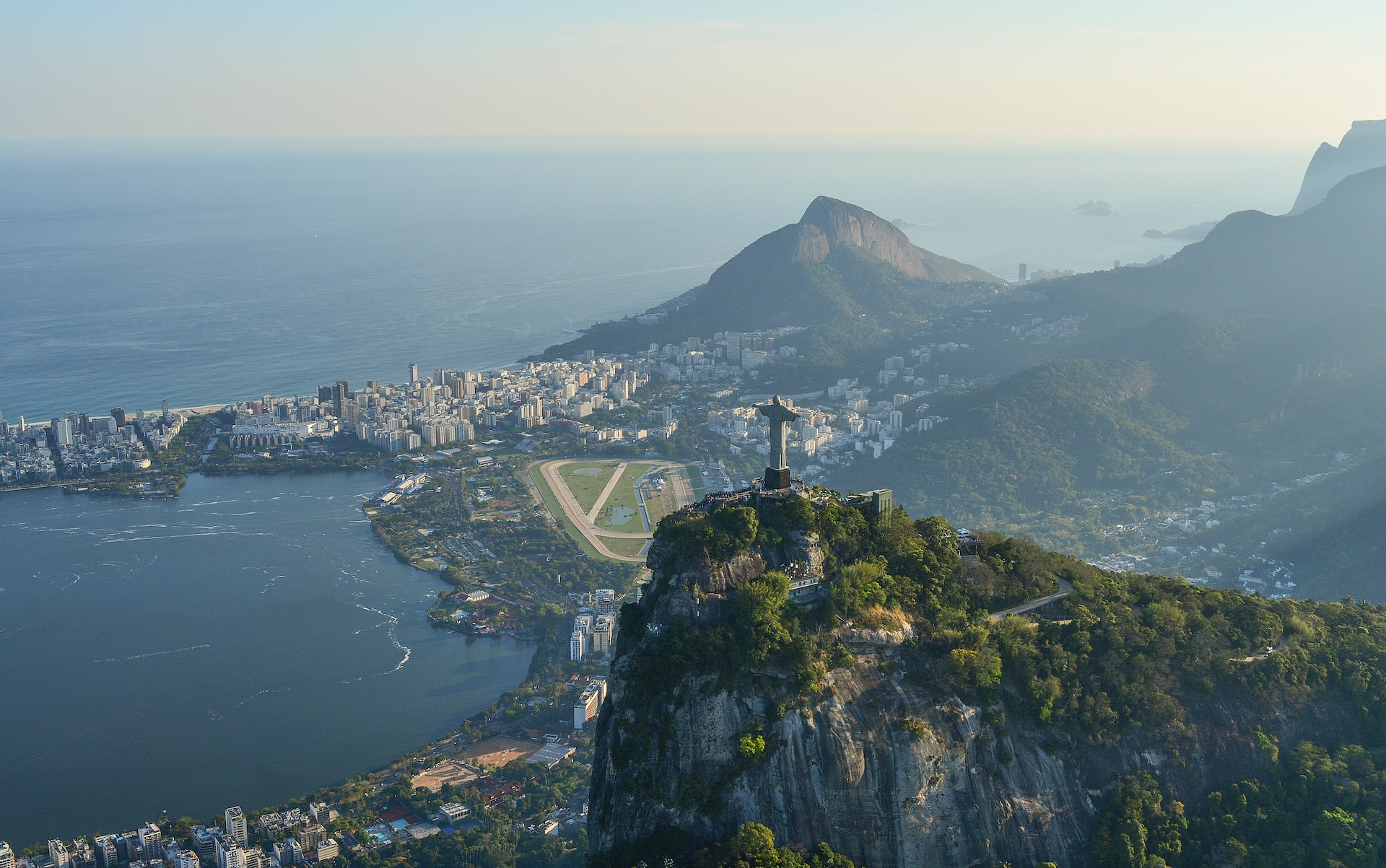 Nyt Kristus forløserbjerget i Rio de Janeiro, Brasilien.