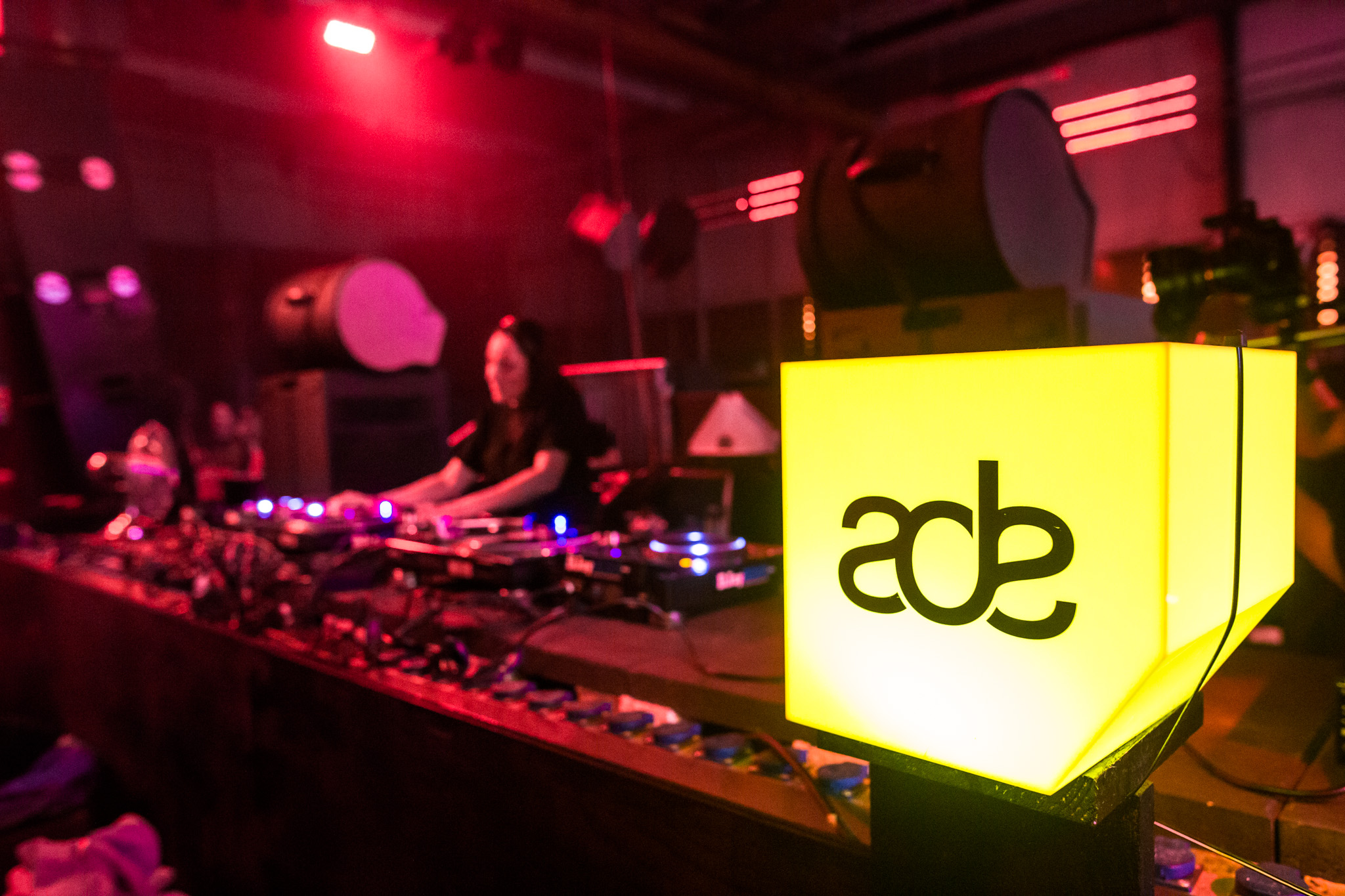 En DJ spiller elektronisk musik på en Fusion-natklub i Amsterdam.