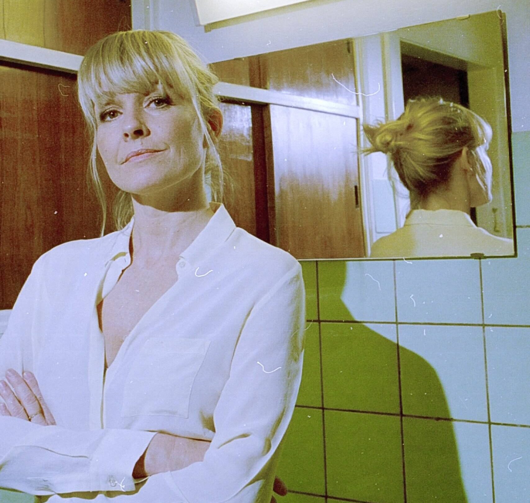 Signe Svendsen stående foran et spejl under Autors Morgensession.