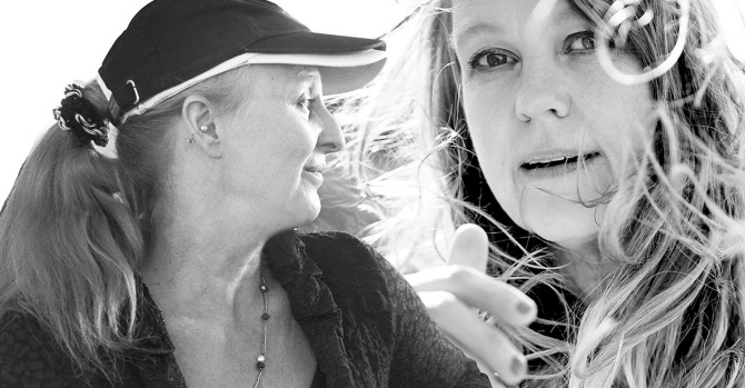 Et sort/hvidt foto af en kvinde med hat til Jomi og Pia Raug artist talk i Aarhus.