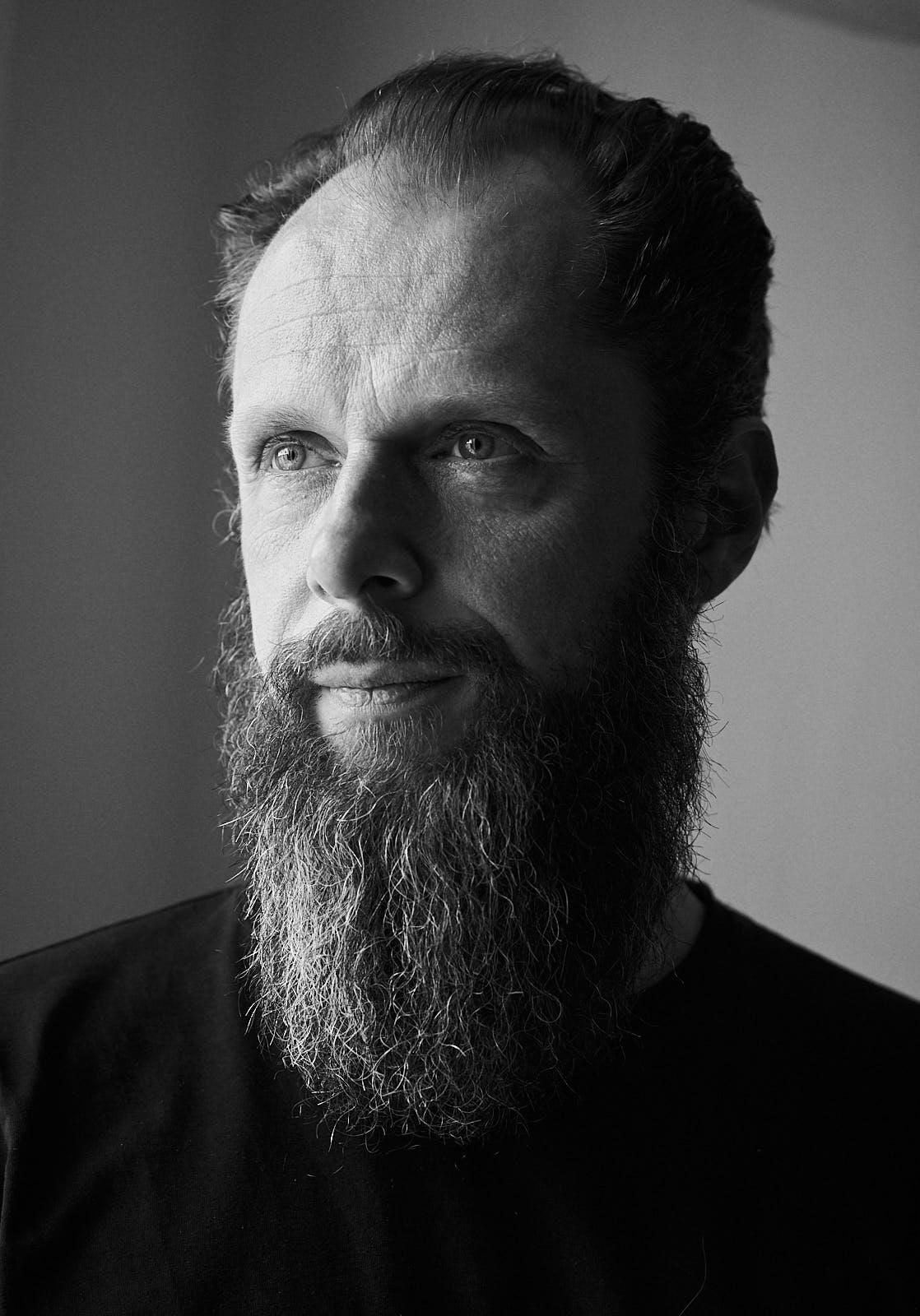 Et sort/hvid foto af Frederik Thaae med skæg.