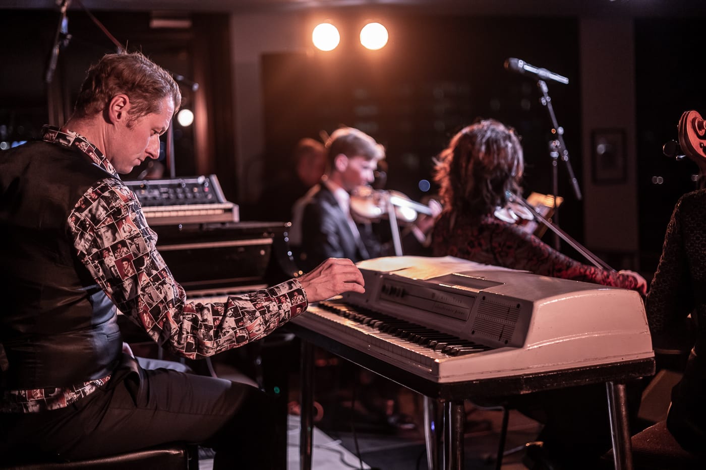 En gruppe mennesker, der spiller keyboard til Autors Hædersprisfest,2023.